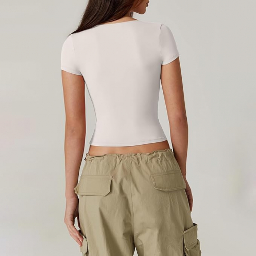 Женский облегающий топ с глубоким вырезом и коротким рукавом