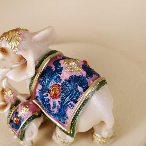 Статуэтка слона, цвета слоновой кости 