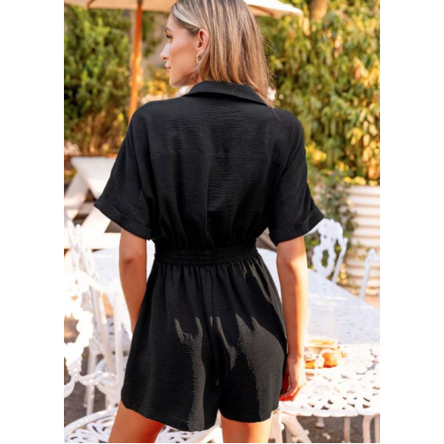 Черный комбинезон с воротником, короткими рукавами и широкими штанинами — стильное и удобное решение для любого повода.