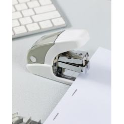 Мини-степлер — легкий, с вместимостью 20 листов, для офисных, школьных и повседневных задач, с скобами.