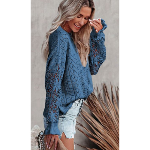 Голубой вязаный свитер с перфорацией и кружевными вставками на рукавах