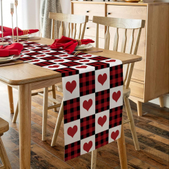 Яркая скатерть в сердечко 