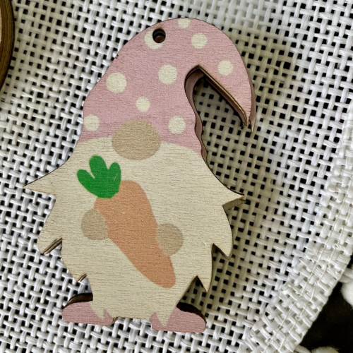 Деревянный пасхальный декор, гном с морковкой