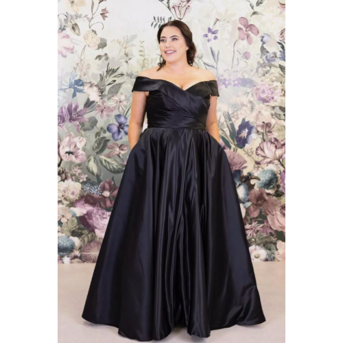 Черное атласное платье с открытыми плечами и карманами