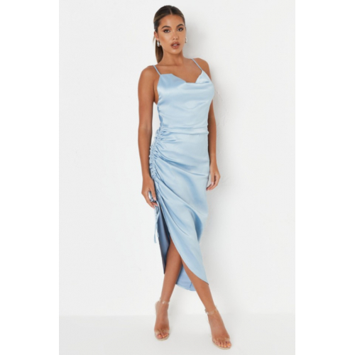 Голубое шелковое платье на бретельках — изысканность и легкость 