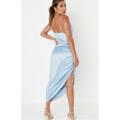 Голубое шелковое платье на бретельках — изысканность и легкость 