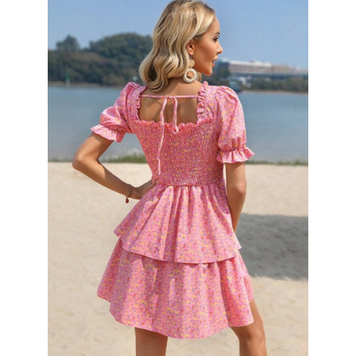 Женственное платье с цветочным принтом и расклёшённой юбкой