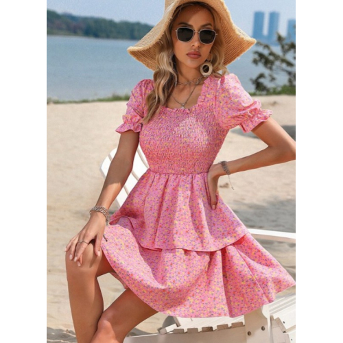 Женственное платье с цветочным принтом и расклёшённой юбкой