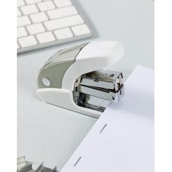 Мини-степлер — легкий, с вместимостью 20 листов, для офисных, школьных и повседневных задач, с скобами.