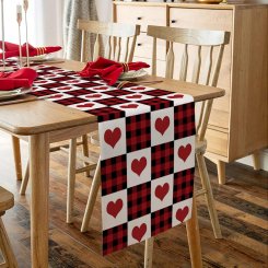 Яркая скатерть в сердечко 
