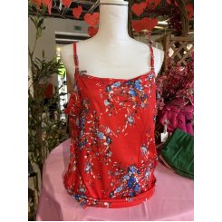 Красная майка на бретельках в цветочек 