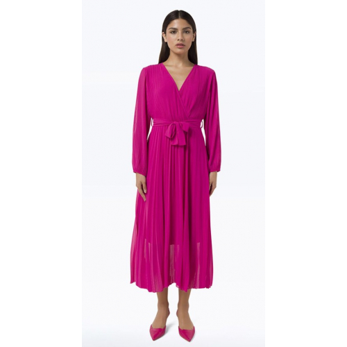 Женственное платье со складками и расклёшённым подолом