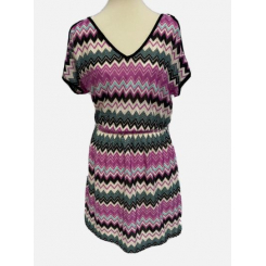 Платье-кафтан с геометрическими рукавами и открытыми плечами