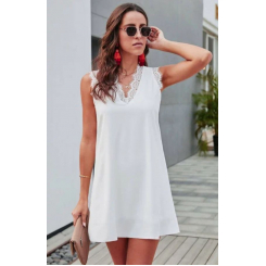 Белое мини платье-трапеция с V-образным вырезом и кружевной отделкой