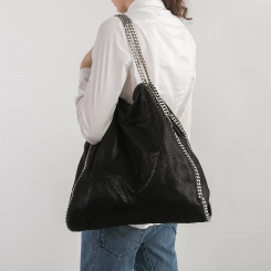 Чёрная сумка с двумя плетёными ручками, с небольшим блеском.