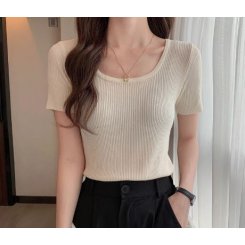 Стильная женская майка с облегающим силуэтом