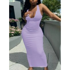 Женственное платье с круглым вырезом и облегающим силуэтом